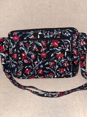 Vera Bradley Hipster in Perennial Noir - Like new!
